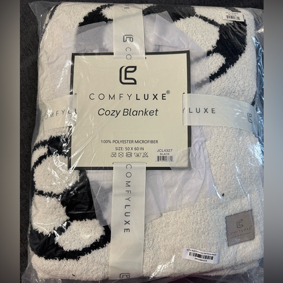 BNWT comfy Luxe soccer blanket  reversible - Picture 1 of 5